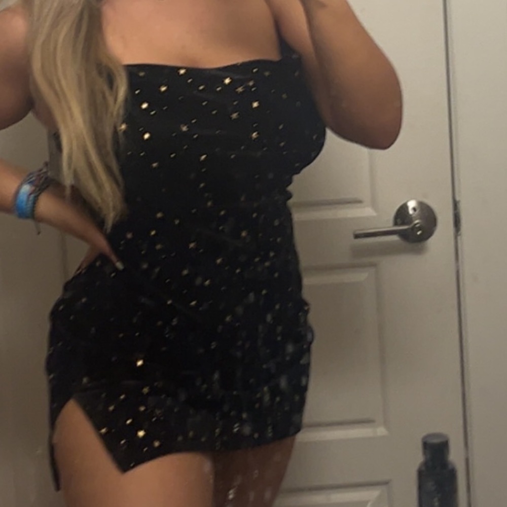 SUPER CUTE AND TRENDY MINI BLACK DRESS WITH GOLD STARS!